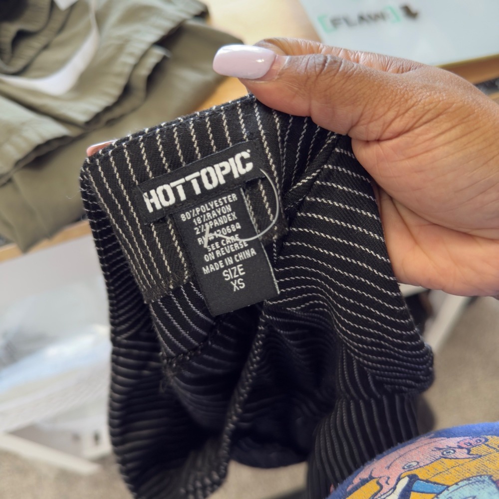 Hot Topic Women Grunge Skirt XS Black Pinstripe Pleated Mini D-Ring Button Front - Picture 3 of 9